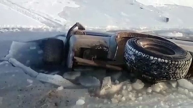 Ce russe a voulu traverser un lac gelé en voiture... Raté!