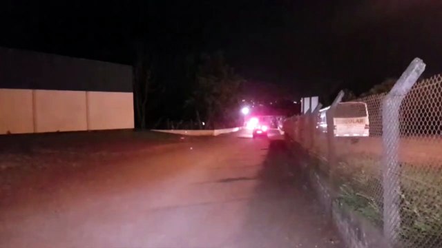 Homem é socorrido após quebrar o braço jogando futebol