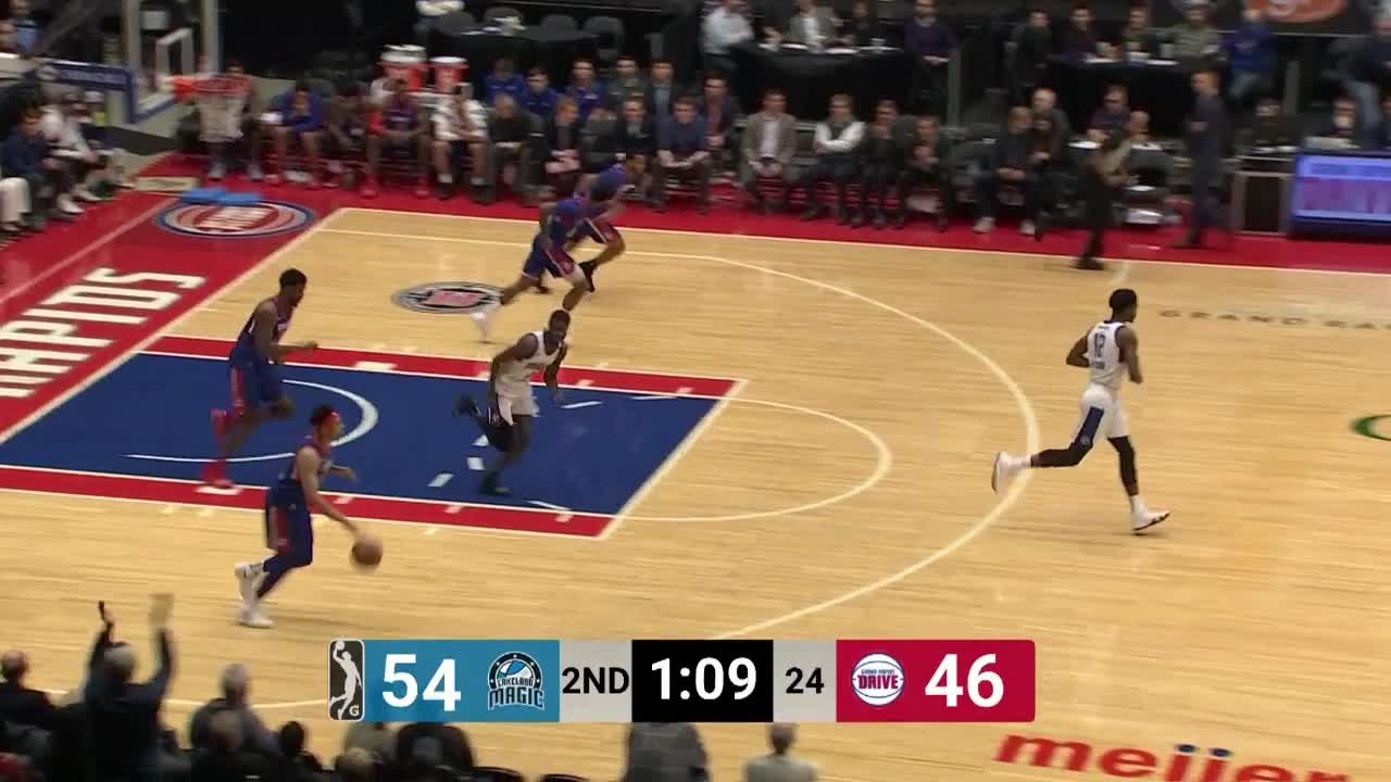 BJ Johnson attacks the rim!