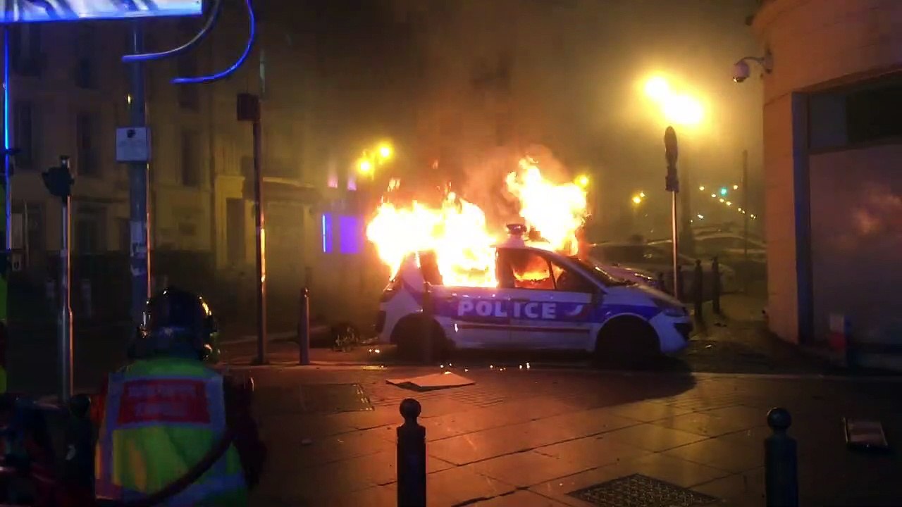 Vidéo - Marseille : une voiture de police incendiée devant le commissariat de Noailles