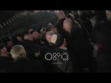 Ora News - Banorët përplasen me policinë, shoqërohen disa protestues të Unazës së Re
