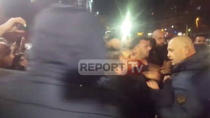 Report Tv - Protesta tek Unaza e Re, forcat 'Shqiponja' shoqërojnë në polici pesë banorë
