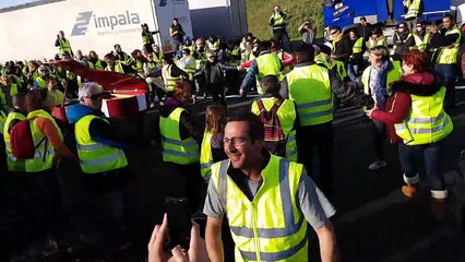GILETS JAUNES - Un piano sur l'autoroute Bessan 1er dec 2018