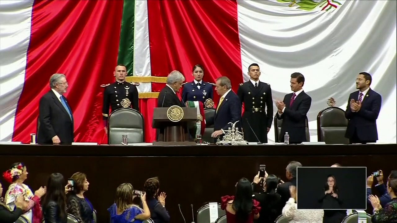 Izquierdista López Obrador jura como presidente de México