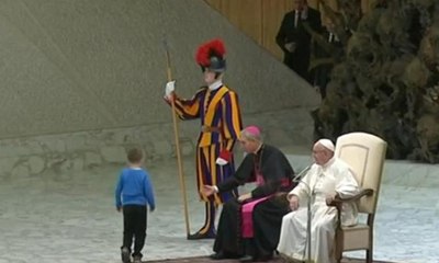 Papa'dan rol çalan küçük çocuk