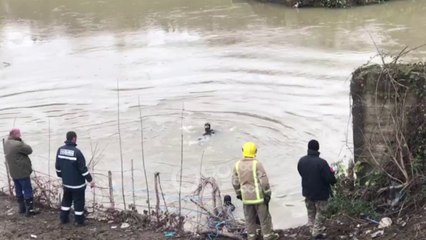 Ora News - Aksident në Maliq, makina bie në lumë