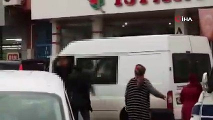 Trafikte yumruk yumruğa birbirlerine girdiler