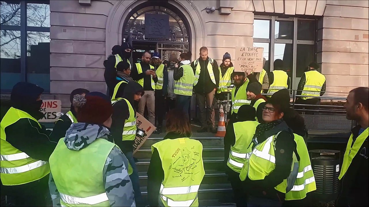 Gilets jaunes en Alsace : la sous-préfecture de Mulhouse cadenassée