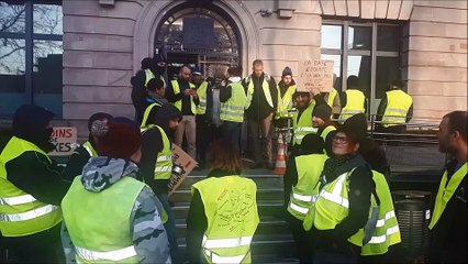 Gilets jaunes en Alsace : la sous-préfecture de Mulhouse cadenassée