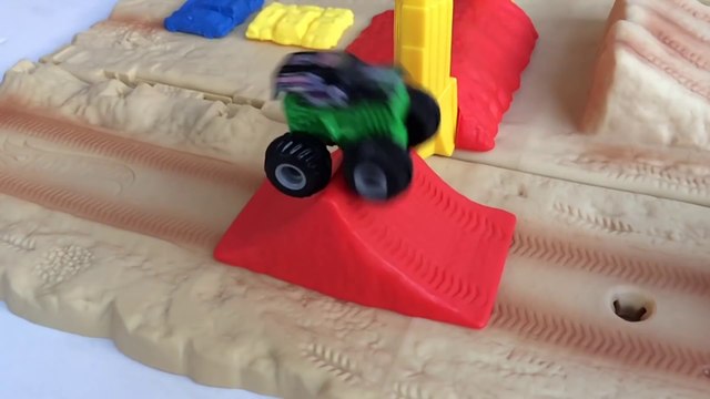 Hot Wheels Monster Jam Mighty Minis Showdown Stadium - Unboxing Demo Review