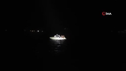 Deniz ortasında mahsur kalan kaçakları Sahil Güvenlik kurtardı