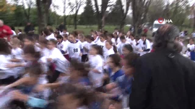 Öğrenciler Okullar Arası Geleneksel Kros Yarışmasında Birinci Olmak İçin Ter Döktü