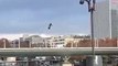 Un militaire survole la Seine en hoverboard