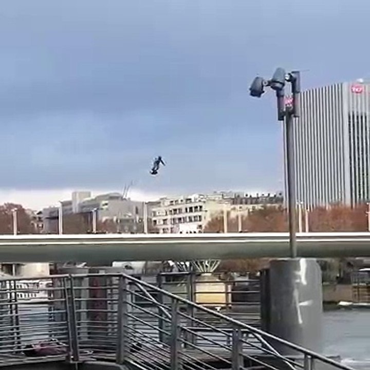 Un militaire survole la Seine en hoverboard