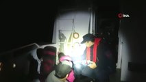 Deniz Ortasında Mahsur Kalan Kaçakları Sahil Güvenlik Kurtardı
