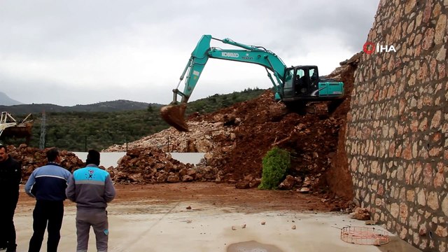 Balıkesir'de yağmur sebebiyle okulun istinat duvarı çöktü