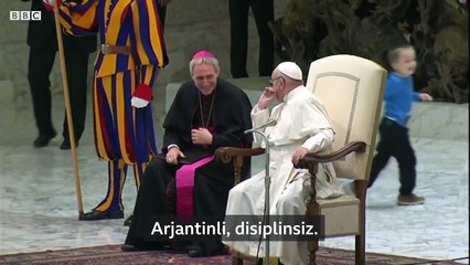 Sahneye fırlayan küçük çocuk, Papa'dan rol çaldı