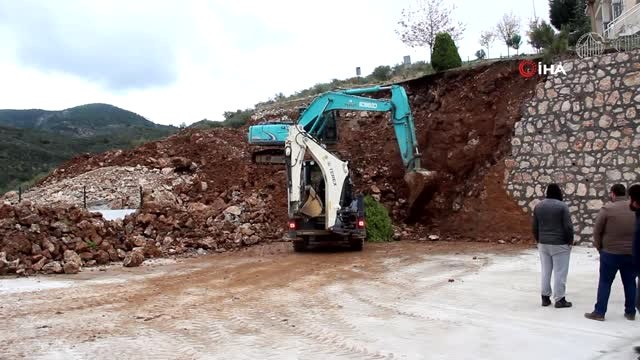 Balıkesir'de Yağmur Sebebiyle Okulun İstinat Duvarı Çöktü