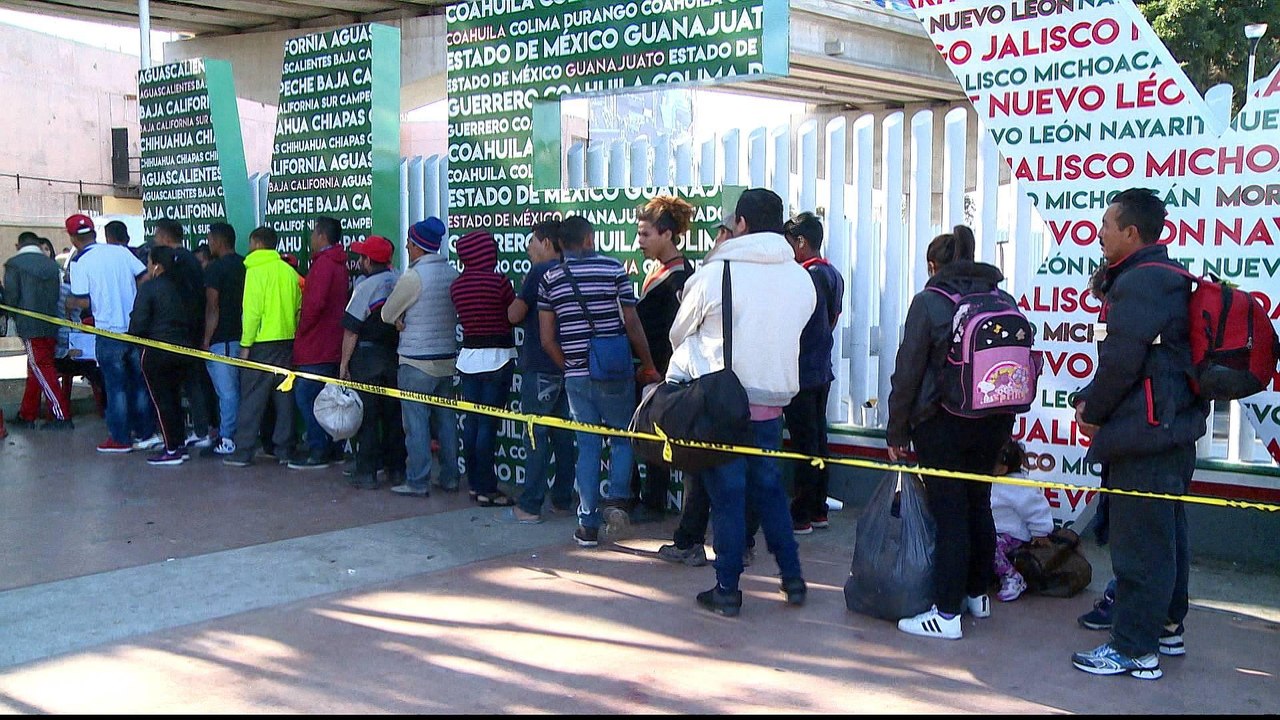 US-Mexico border: Asylum seekers stuck in Tijuana