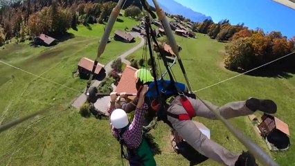 Son instructeur oublie de l'attacher pour son premier vol en deltaplane
