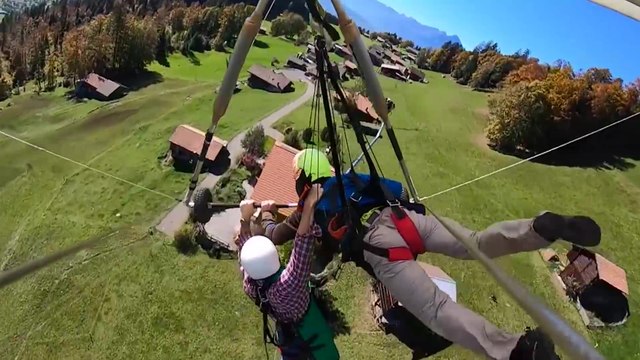 Son instructeur oublie de l'attacher pour son premier vol en deltaplane