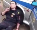 (Choc) Un policier russe se fait tirer dessus et s'allume une clope