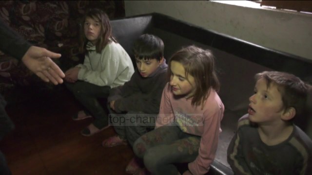 Familja e varfër që jeton me 10 mijë lekë në muaj - Top Channel Albania - News - Lajme