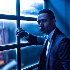 محمد رمضان يستعرض مهاراته الكروية مع كلبه