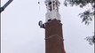 Ces ouvriers tentent d'installer une horloge sur un clocher (Fail)