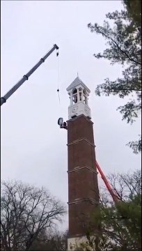 Ces ouvriers tentent d'installer une horloge sur un clocher (Fail)