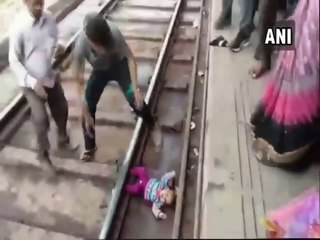 Un bébé passe sous un train et s'en sort indemne... Veritable miracle
