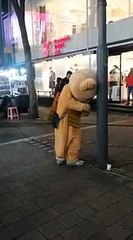 Une mascotte n'en peut plus de distribuer des flyers