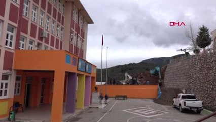 Balıkesir Edremit'te Fırtına ve Yağmur Nedeniyle Bir Okulun İstinat Duvarı Çöktü