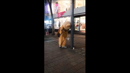 La toile s'émeut pour cette mascotte qui distribue des flyers visiblement au bout de sa vie