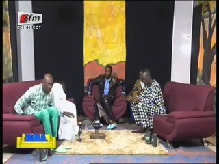 Magie ou fétiche ? Jojo marche pieds nus sur des tessons de bouteilles sous l'ordre d'un marabout