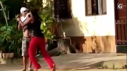 Vídeo mostra mulher empurrando vendedor de picolé dentro de córrego