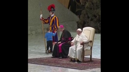 En pleine audience du Pape, ce petit garçon est venu s’amuser sur scène