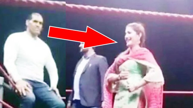 Sapna Choudhary को टकटकी लगाए देखता रह गया Khali | FilmiBeat