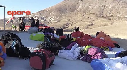 Paraşütçü baba-oğulun gökyüzü tutkusu