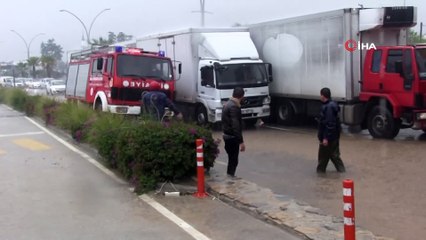 Bodrum sular altında... Selde mahsur kalanları kucaklarına alarak güvenli bölgeye taşıdılar