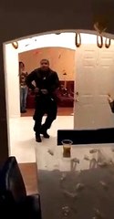 Un homme a une curieuse de réaction lors d'une surprise pour son anniversaire
