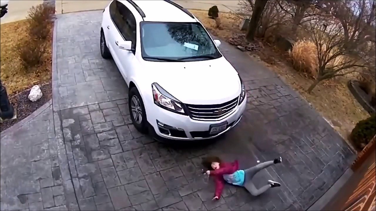 La vidéo de cette famille qui se vautre les uns après les autres sur une plaque de verglas fait mourir de rire les internautes