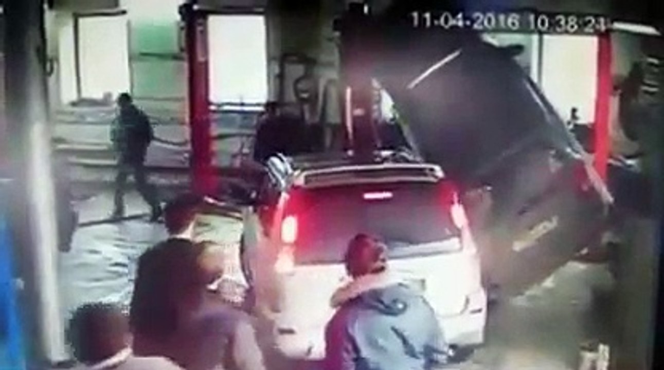 Un automobiliste tente de sortir sa voiture du garage et fail...!