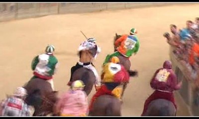 Geleneksel at yarışında iki jokey düştü