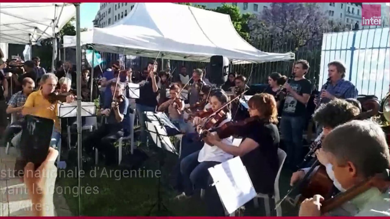 L'orchestre nationale d'Argentine joue devant le Congrès à Buenos Aires