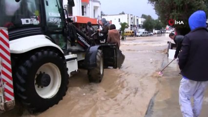 Bodrum'da sel suları araçları böyle sürükledi