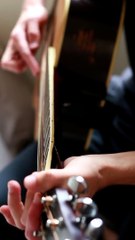 Tête de guitare cassée ? pas de problème pour lui !