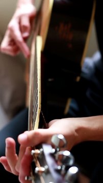 Tête de guitare cassée ? pas de problème pour lui !