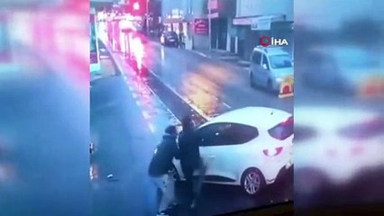 Canını unuttu, araca yumruk ve tekme ile saldırdı
