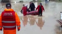 Bodrum'da Kuvvetli Sağanak - Akut, Mahsur Kalanları Botla Kurtardı